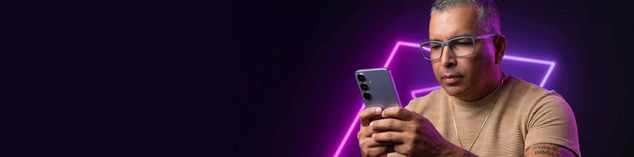Homem de óculos segurando um celular Samsung Galaxy S25 com as duas mãos, com luzes violetas ao fundo